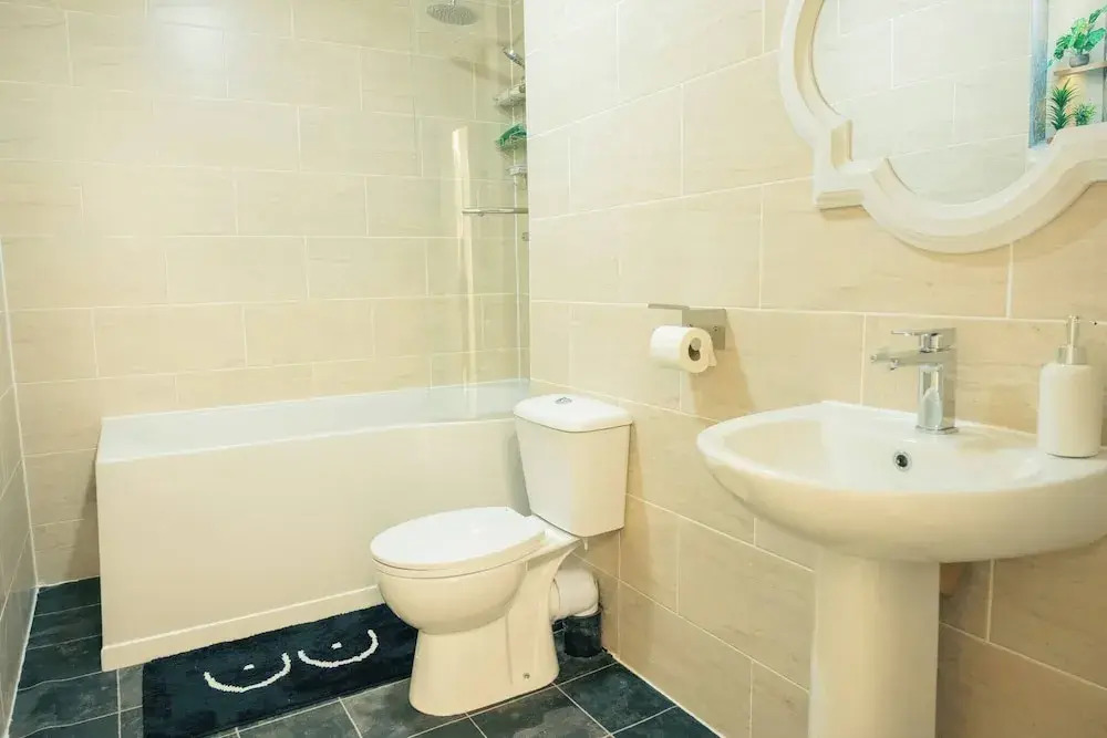 Stylish 3 Bed Flat Near Cardiff City Centre and Uni
