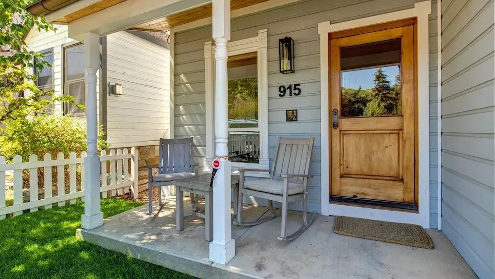 Town Lift Gem 4 Bedroom by RedAwning