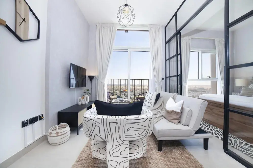 Modern Boho 1BR Sleeps4 Balcony Pool Gym Dxbhills