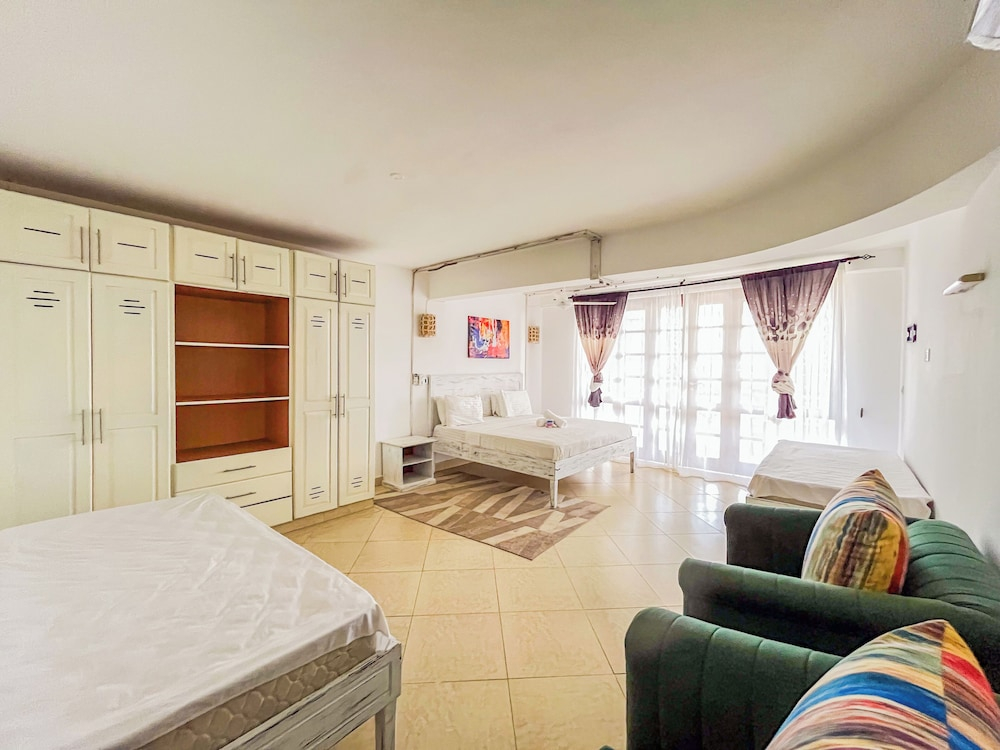 Pumziko Beachfront Apartment