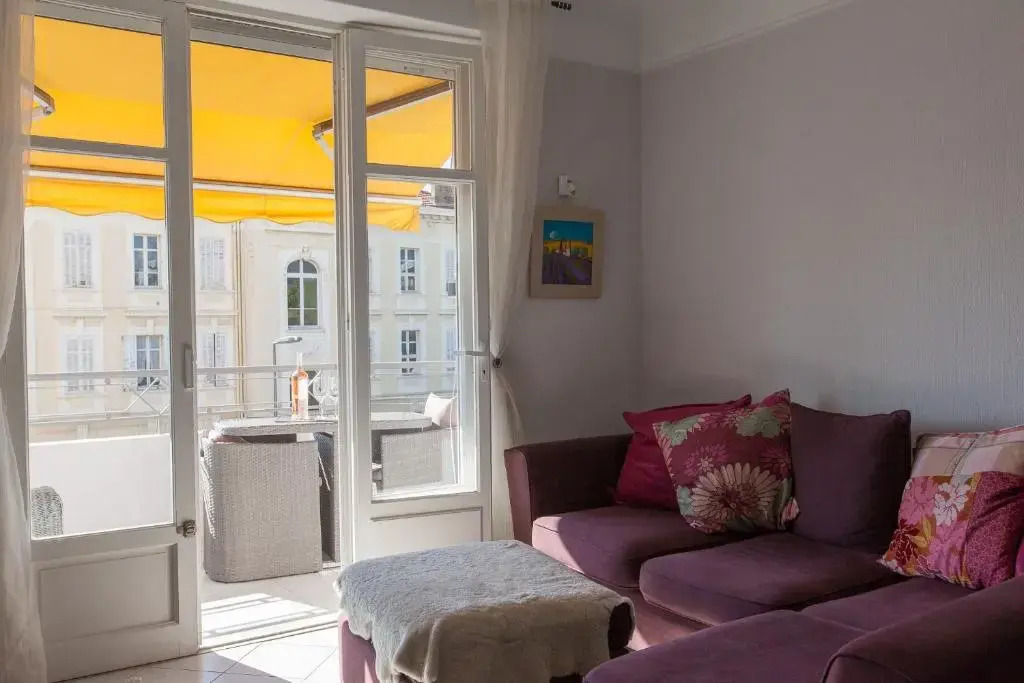 Stunning views from this lovely one bedroom apartment in Cannes only a short walk from the Palais 479