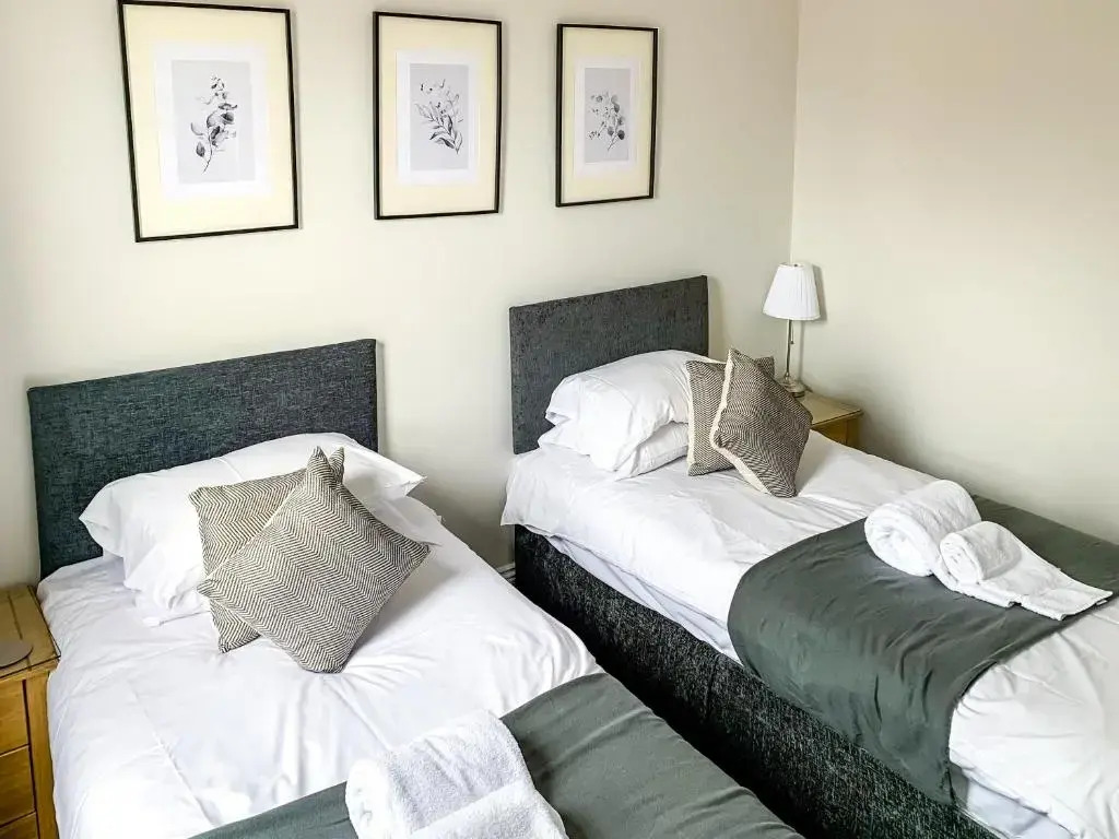 Maple House - Free Parking - Holiday Home - Sleeps 12 With Sister Property