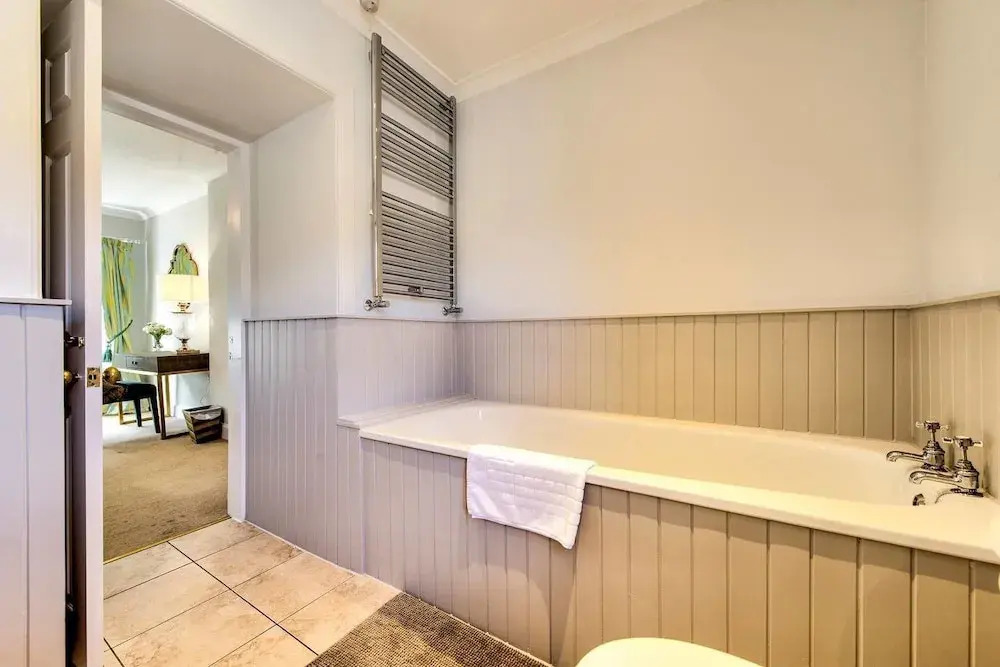 Quiet Mews House With Parking & Garden