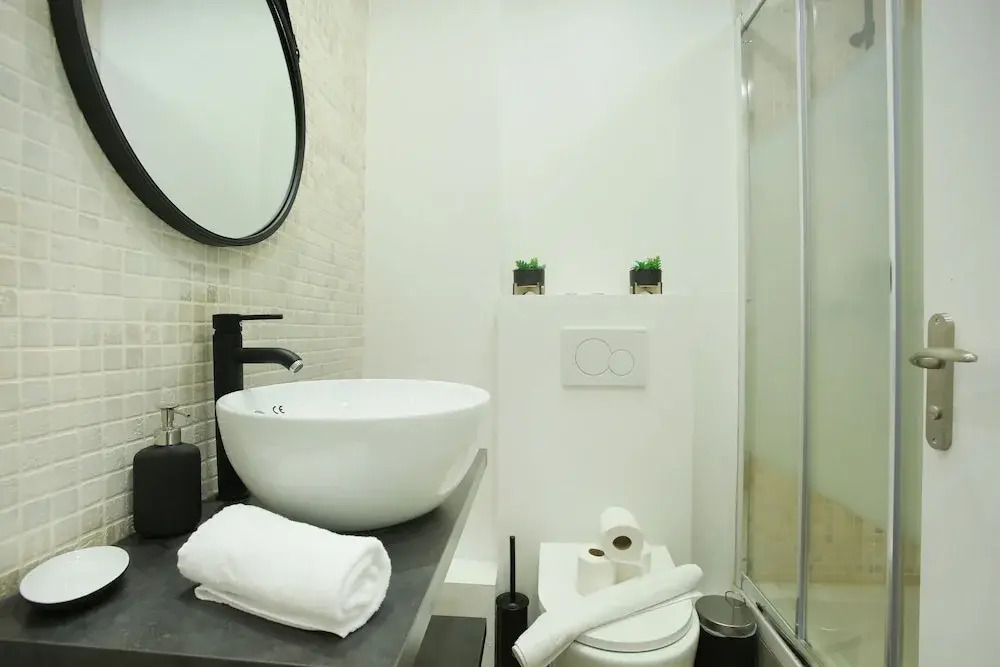 2 Bedrooms 253 St Denis