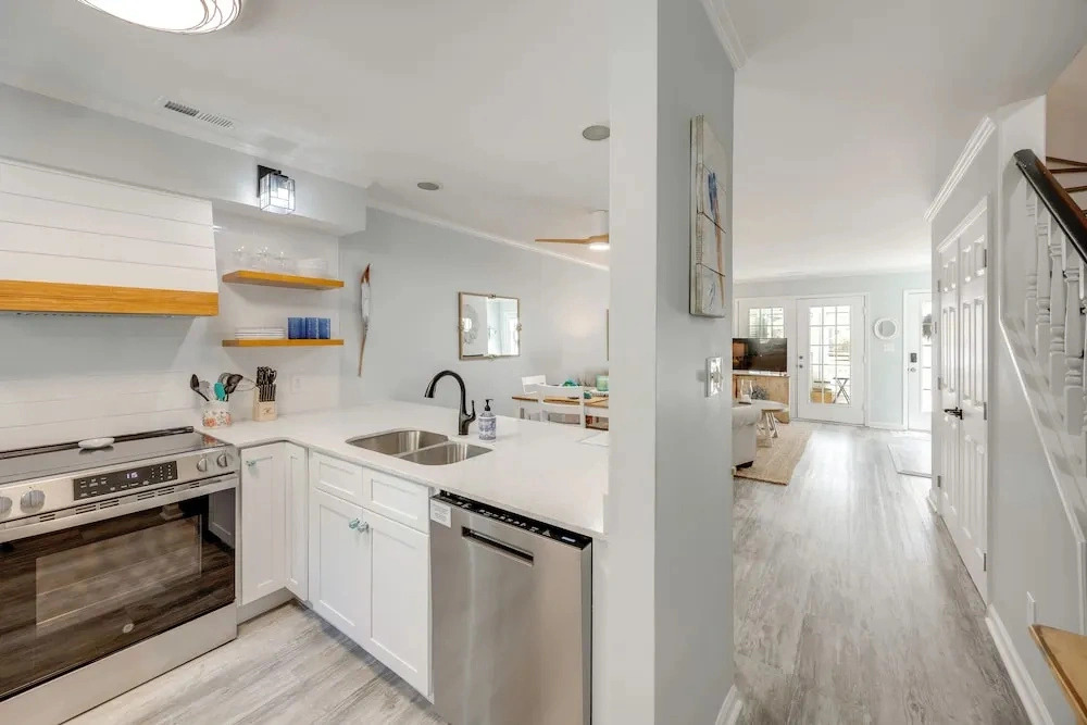Walk to Eats & Drinks! Stylish Murrells Inlet Stay
