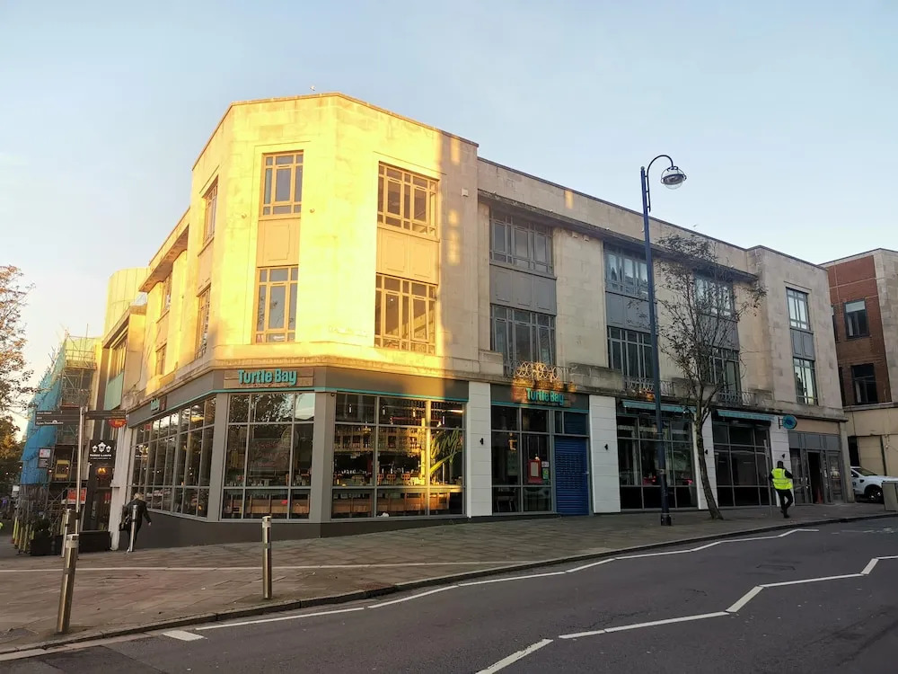 Cwtsh Hostel Central Swansea, Social & Modern, Near Train Station