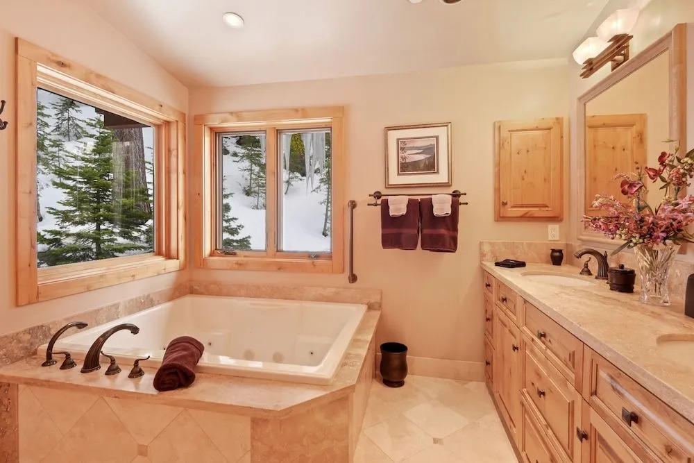 Wulf's Lodge at Olympic Valley Unwind in Hot Tub!