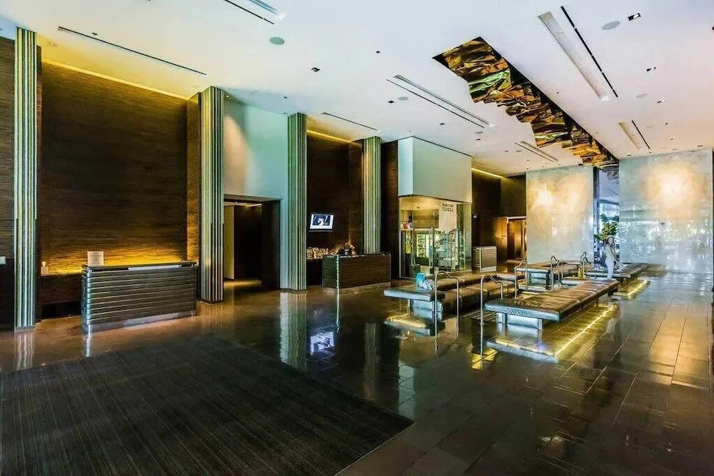 Modern High-rise Escape Balcony + Stunning Views 23319