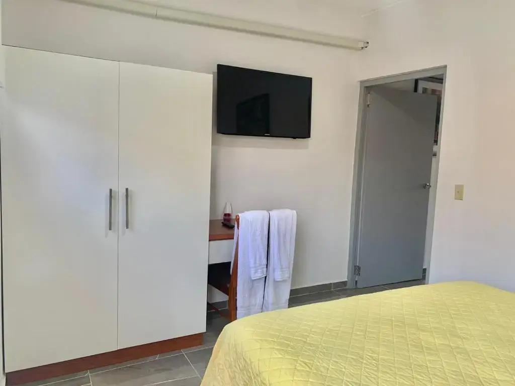 1 Bed Apartment Sleeps 2 - Pool, Parking, Wifi