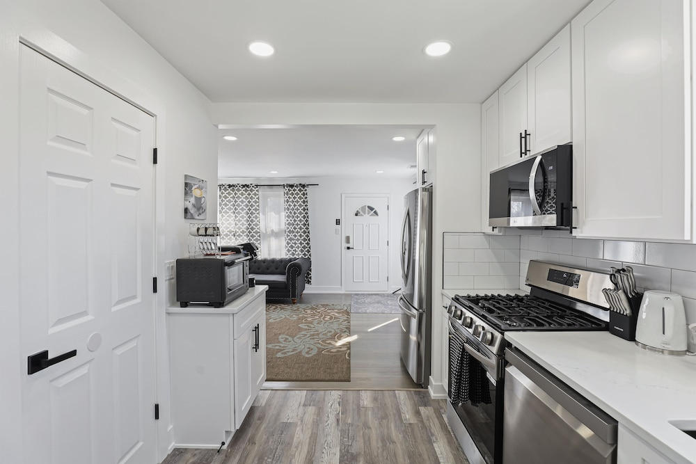 Modern Home Near Rosemont/allstate Arena O'hare 3 Bedroom Home