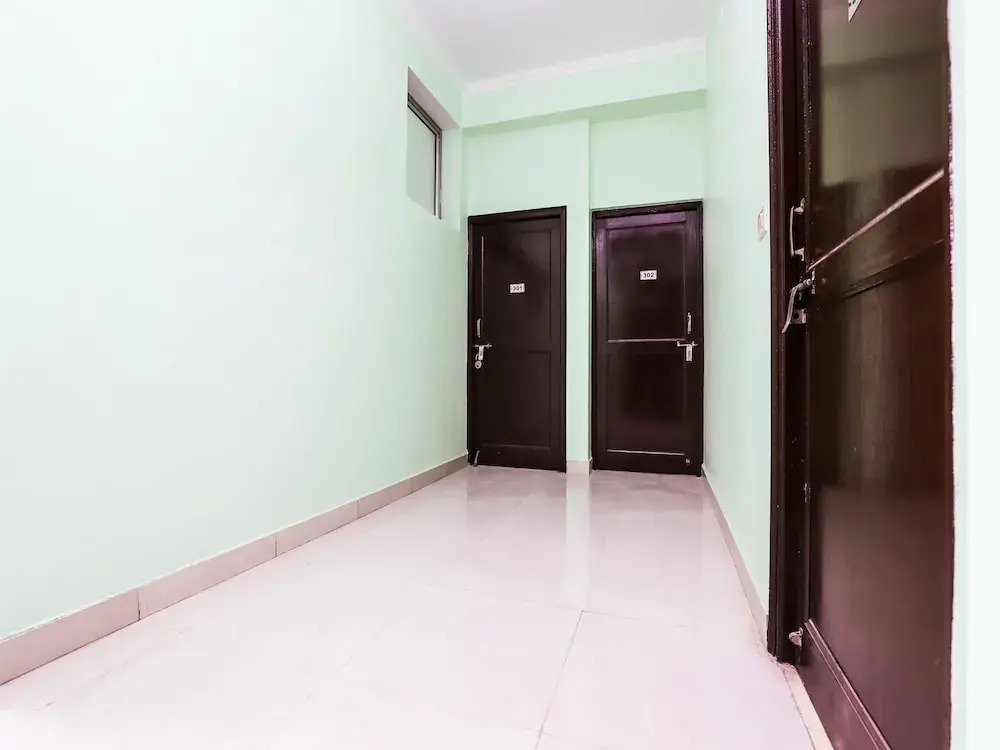 OYO 27881 Living Sector 135
