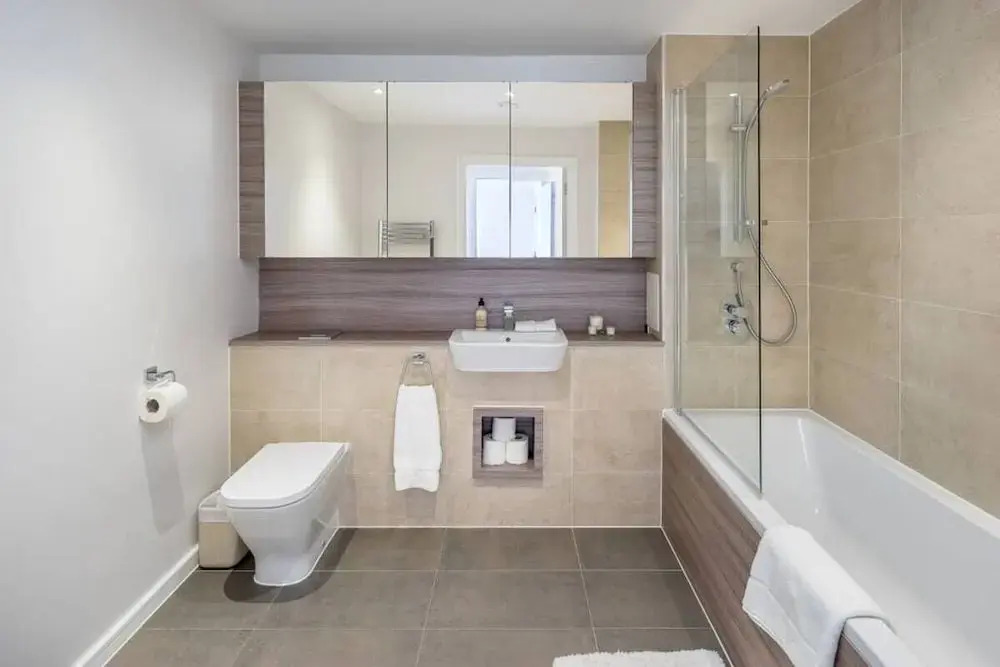 Modern 2bed apt Sleeps 6 W/balcony in Canning Town