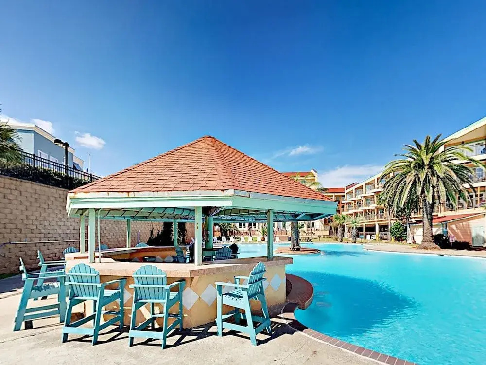 Beach-View Galveston Seawall Condo - 2 Br condo by RedAwning