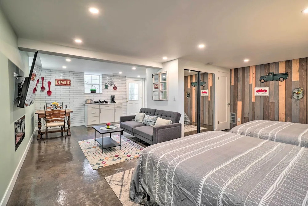 Ski & Hike: Cozy Dtwn Reno Studio w/ Fireplace