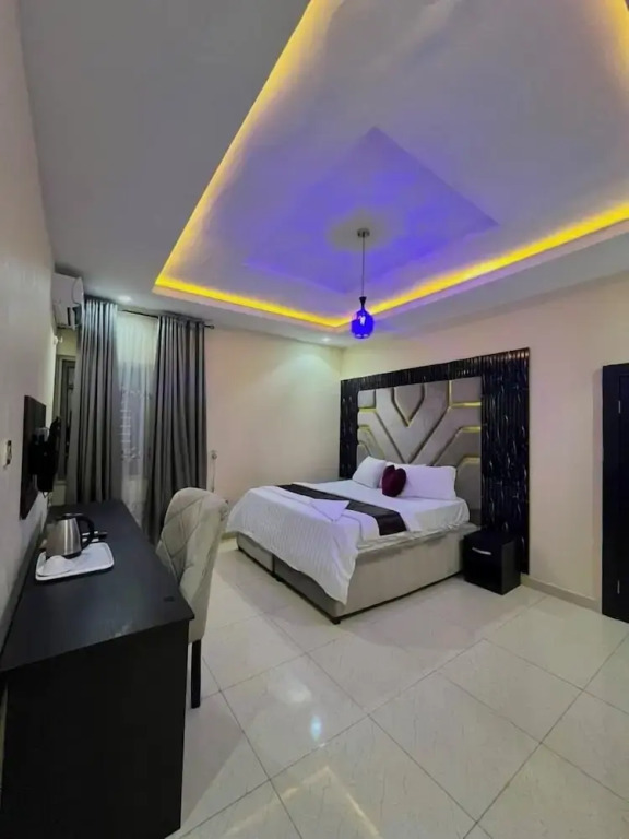 Leons Hotel and Suite