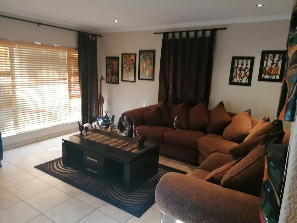 Captivating 3-Bed House in Kempton Park