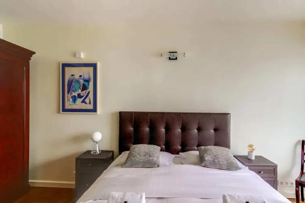 Spacious Apartment Near Exhibition Park