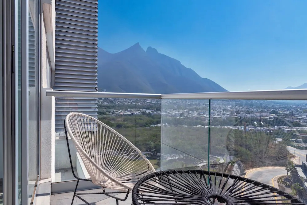 Bright, Comfy w Terrace Apt 1KSB, 1BD, 1 SofaB, 2BTH by Mty Living