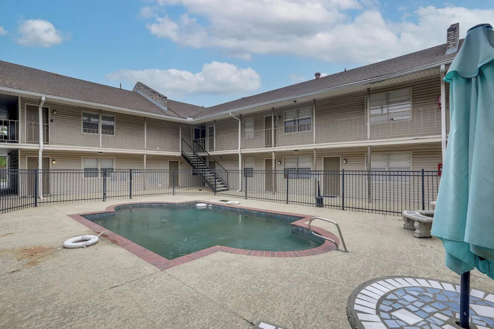 Walk to LSU Campus & Bars! Condo w/ Community Pool