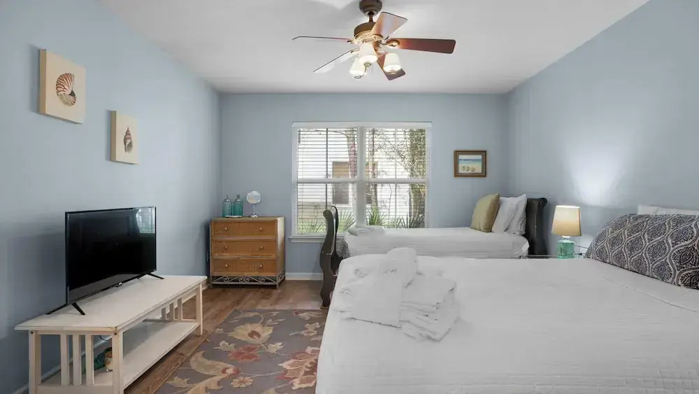 Pet Friendly Beach Home; 2 Minutes to Beach & Eastern Lake