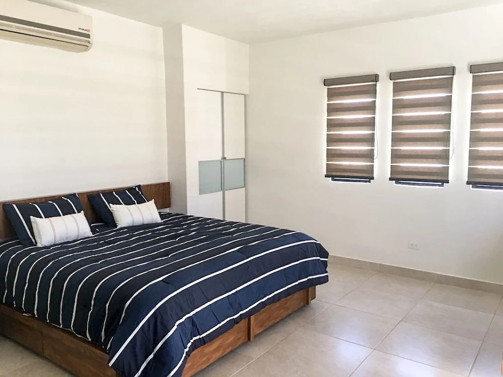 Big House Pool Grill, 4 Bedrooms 12 ppl AC Ocean view TV WIFI
