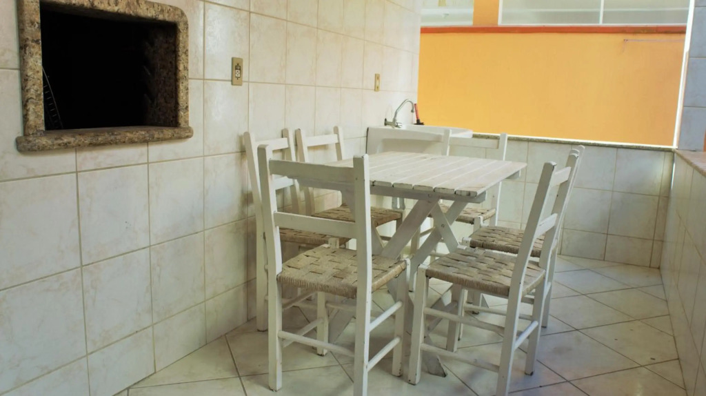 Casa 02 dorm na Rua Salmao