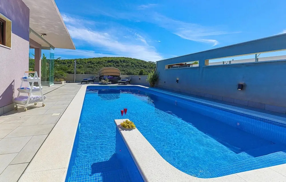 Amazing Home in Okrug Donji with WiFi, 5 Bedrooms & Hot Tub