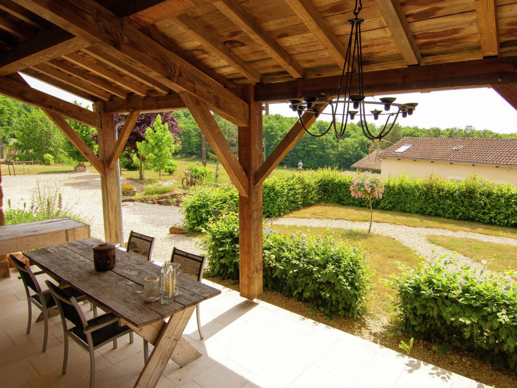 Very nice cottage with studio on a domain with heated pool