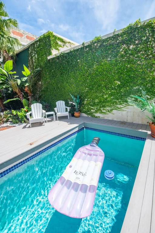New Rose Retreat - Pool Parking