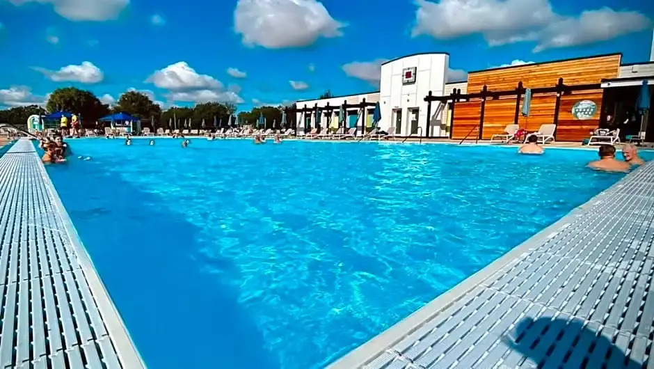 The Luxury break Sleeps 6 at Kingfisher Court South facing