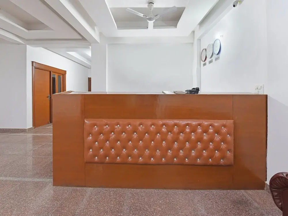 Oyo 19525 Rg Corporate Suites