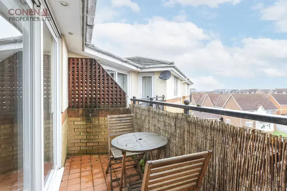 2 Bed Apartment Sleeps 5 - Free Parking, Balcony