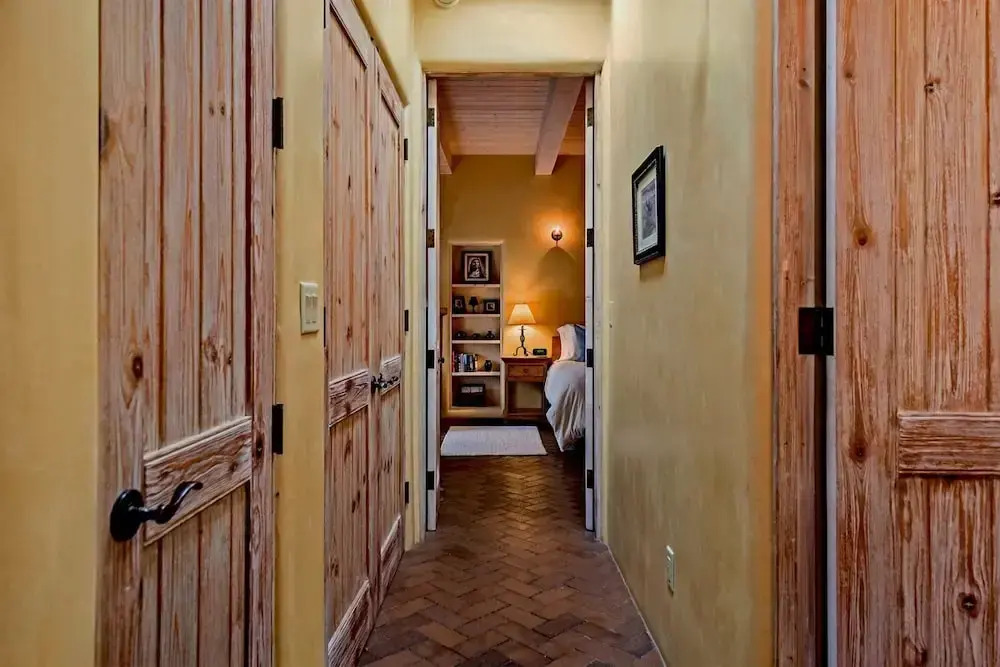 Antonia - Stylish Retreat, Blocks From Galleries and Restaurants of Canyon Rd. and The Plaza
