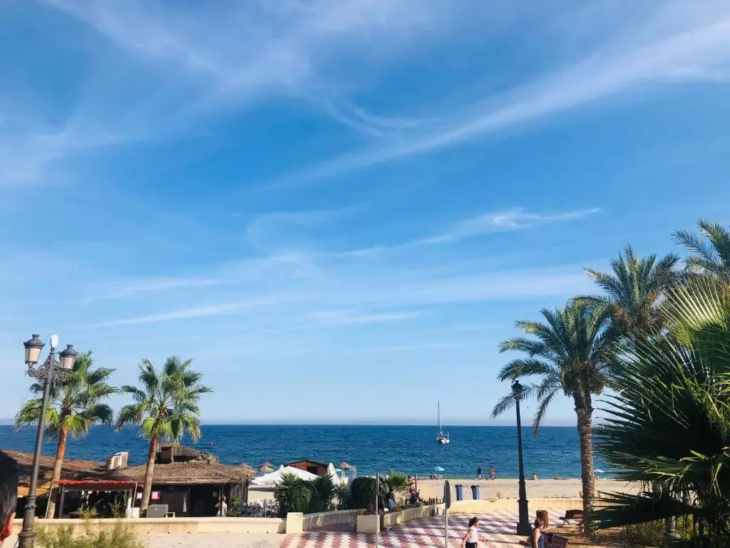 GRAN CASA con TERRAZA a 3 min Playa con Wifi - rodeada de servicios
