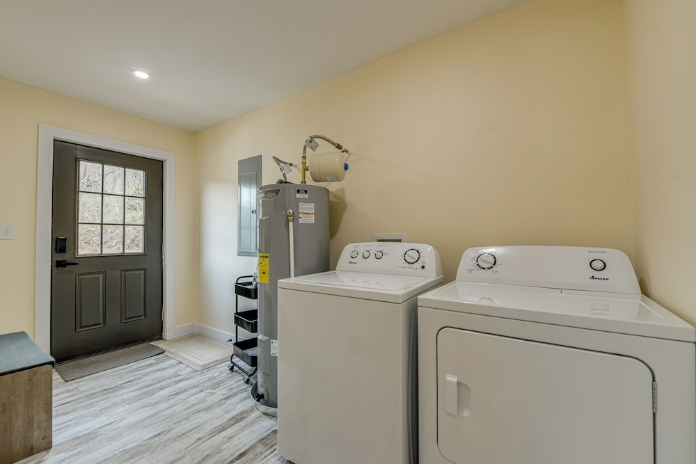 Walk to Main St! Mtn-view Getaway in Waynesville