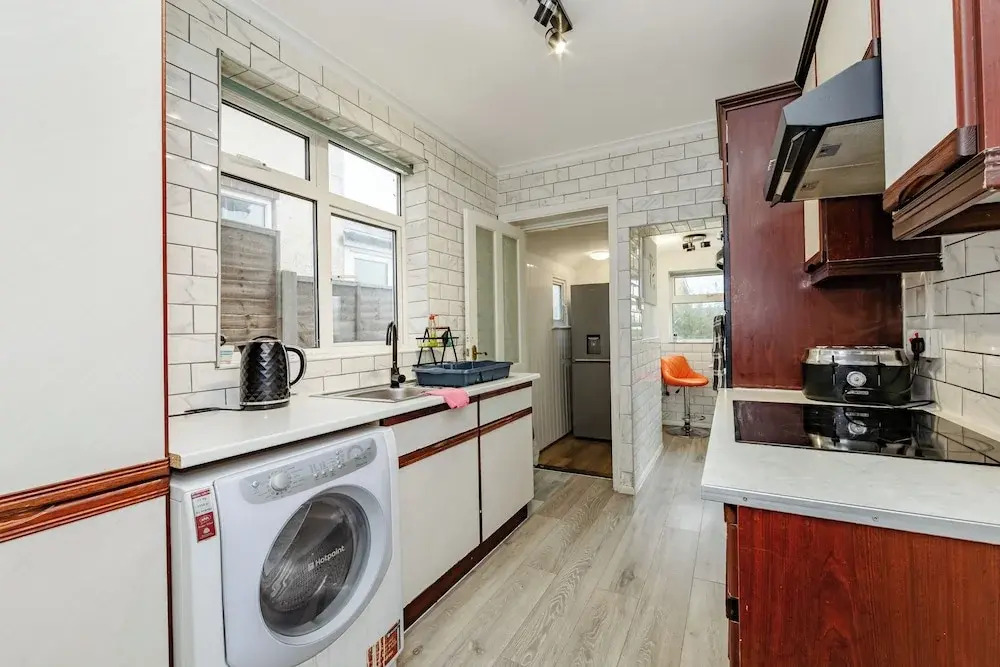 House - Sleeps 10 - Parking - Garden