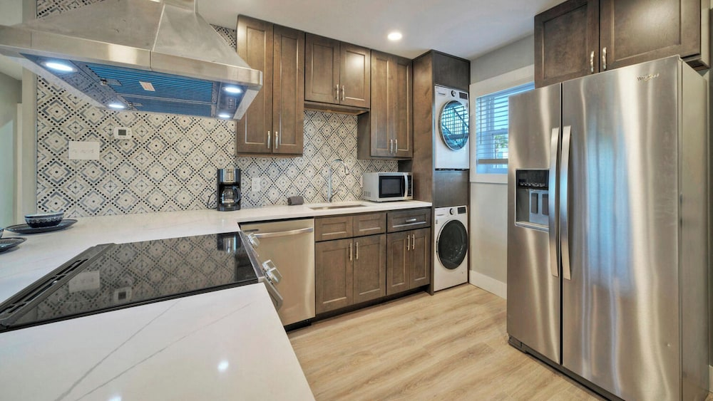 2 Condos Beach Access, 2 Pools, Pickleball & Tennis Island Retreat Complex