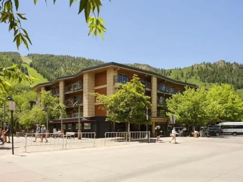 2 Bedroom Premier Vacation Rental in Downtown Aspen - Steps From Gondola!