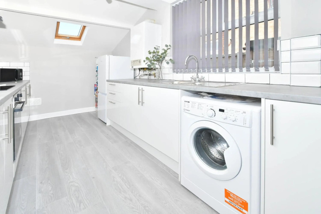 Heathfield House by YourStays, 4BR Home Open for Contractors