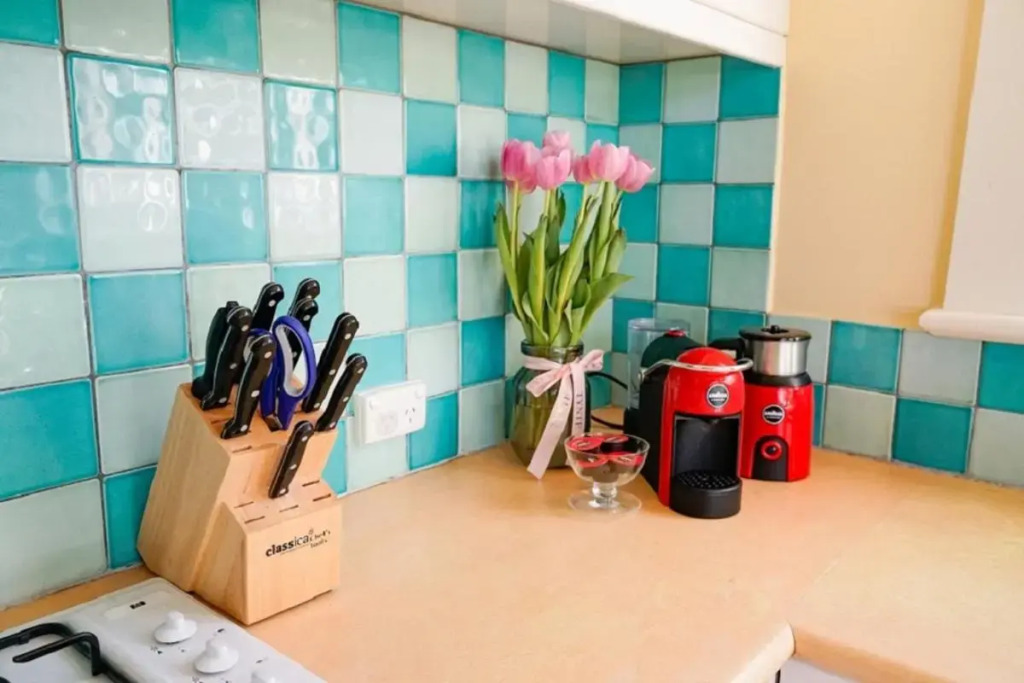 Adelaide Style Accommodation - City to Beach - Free WIFI - Free 3 car parking - Great location