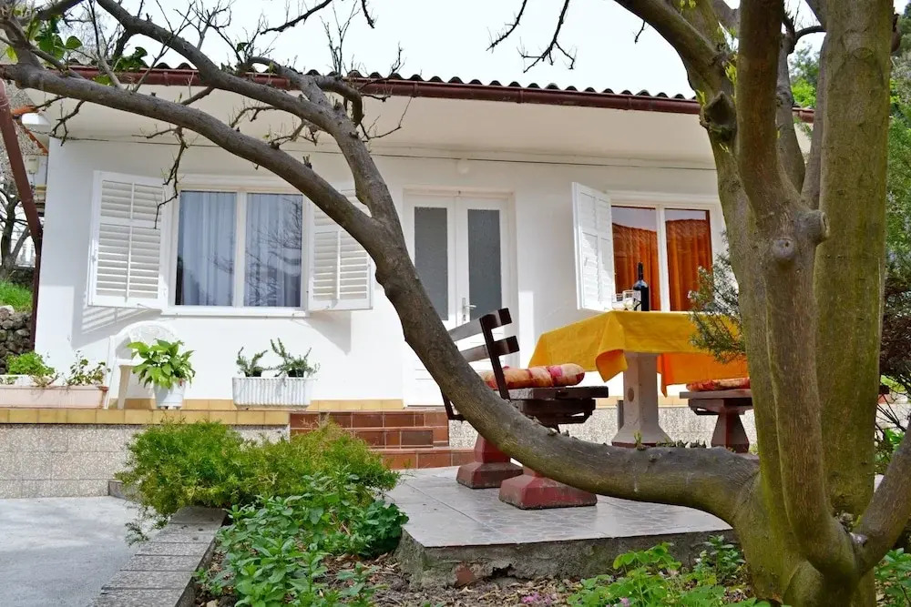 Apartment and Rooms Ruža
