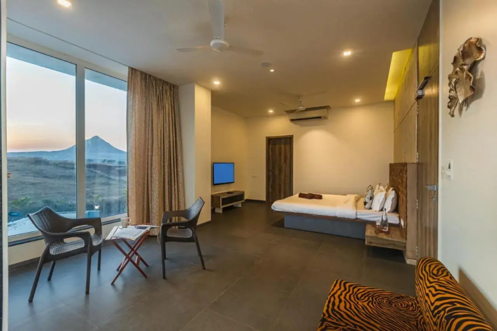 SaffronStays Jannat, Igatpuri 100 Percent pet-friendly villa with amazing lake view