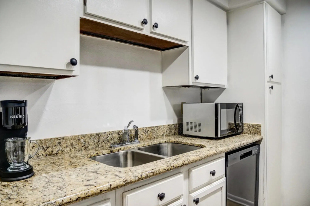 LovelyMedcenter area 3 BR, 2BA  condo w/grill