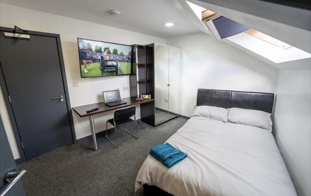 Fully Serviced Studio Available Close to the City