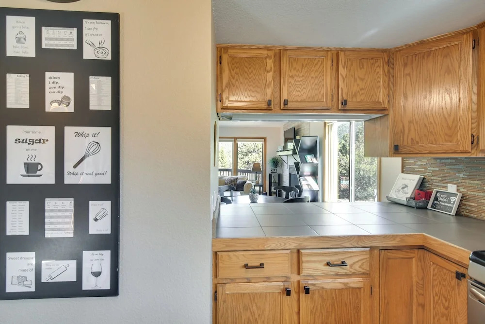 Fireplace & Mtn Views: Estes Park Home w/ Deck!