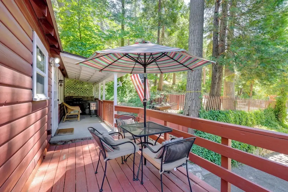 Vintage Snow White Cottage ~ 2 Miles to Village