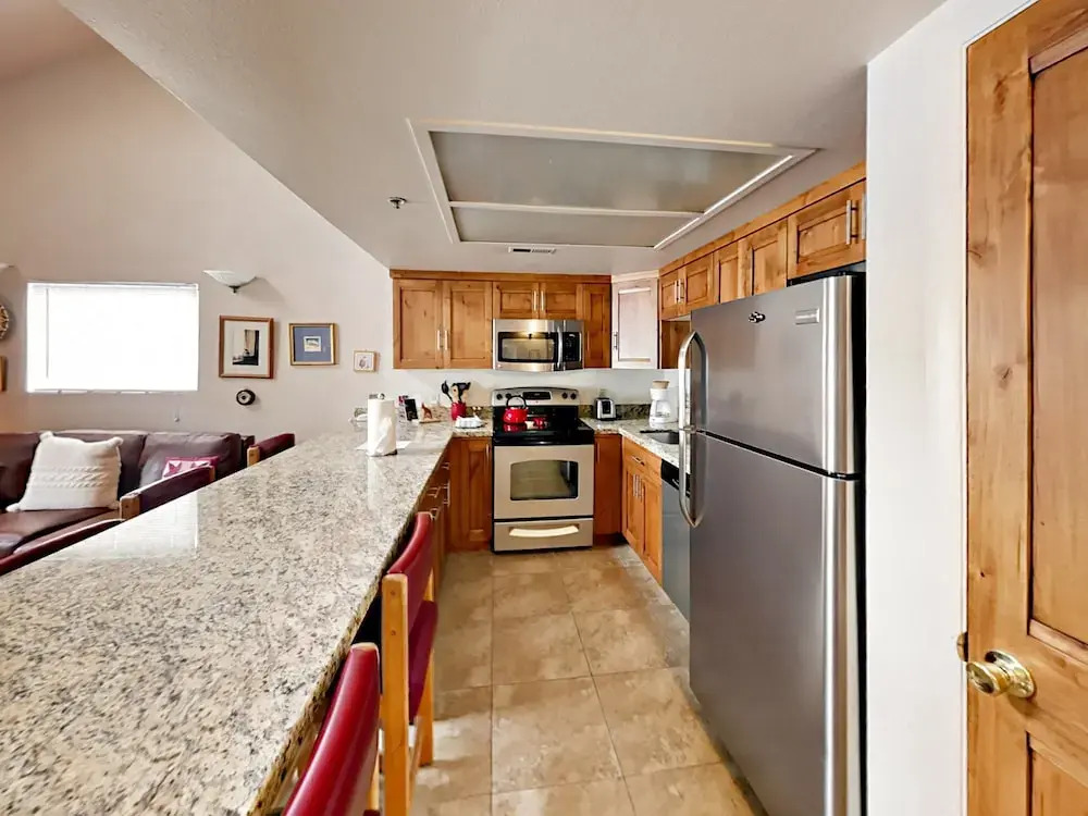1491 Woodside Avenue Condo Unit 303A - 1 Br condo by RedAwning