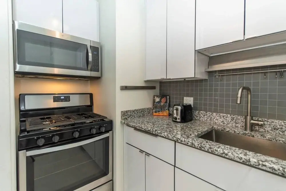 Rittenhouse Gem - One Bedroom w Patio and Parking