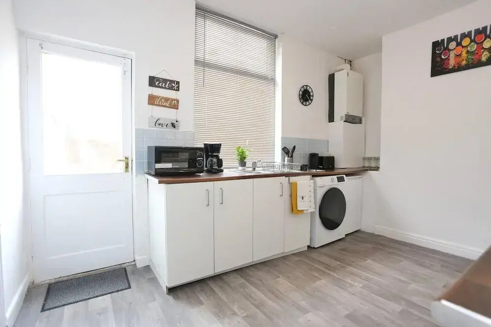 Charming 2-bed Home in Blackpool-central w Parking
