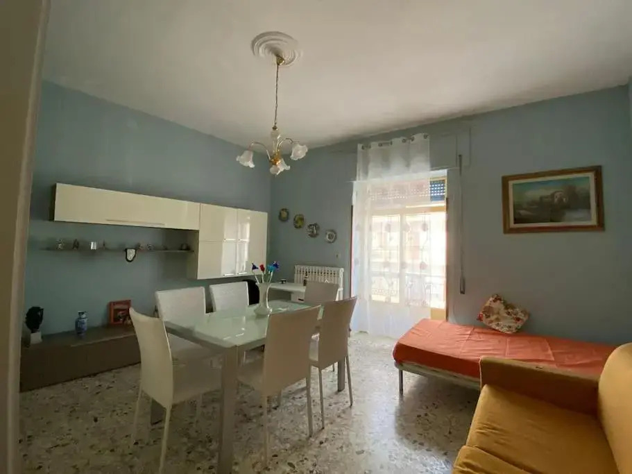 Appartamento con due stanze, bagno e cucina
